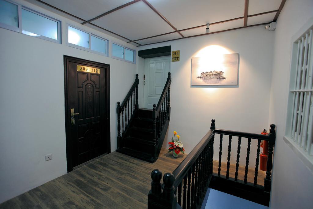 Four Rivers Youth Hostel Янгон Экстерьер фото