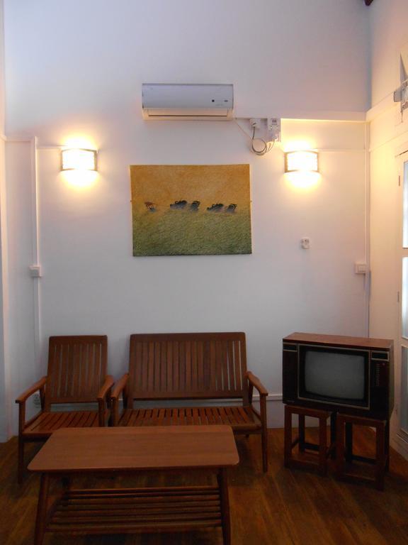 Four Rivers Youth Hostel Янгон Экстерьер фото