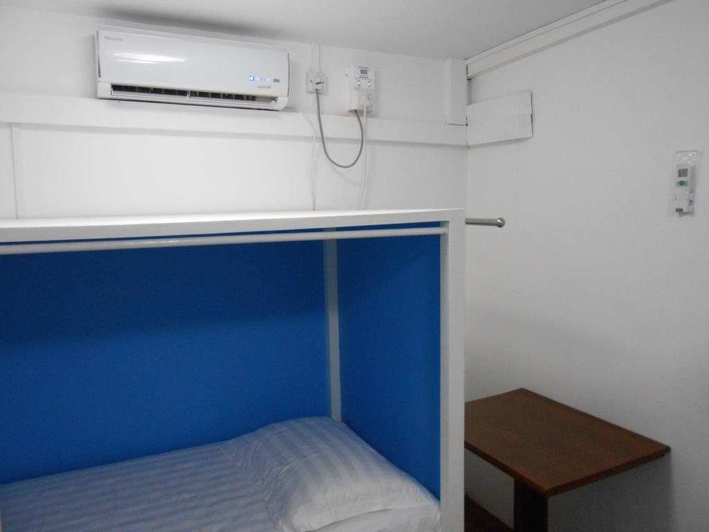 Four Rivers Youth Hostel Янгон Номер фото