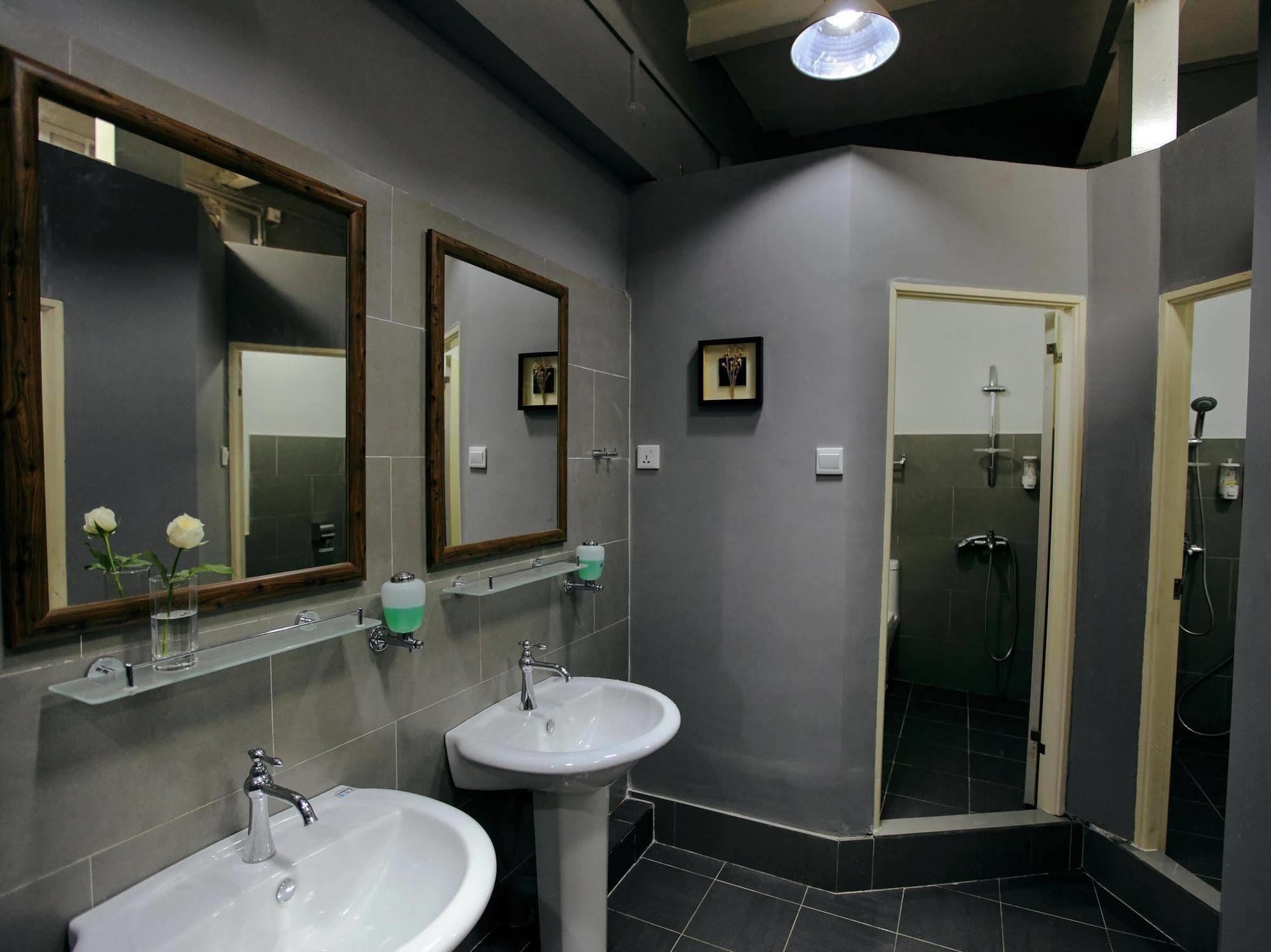Four Rivers Youth Hostel Янгон Экстерьер фото