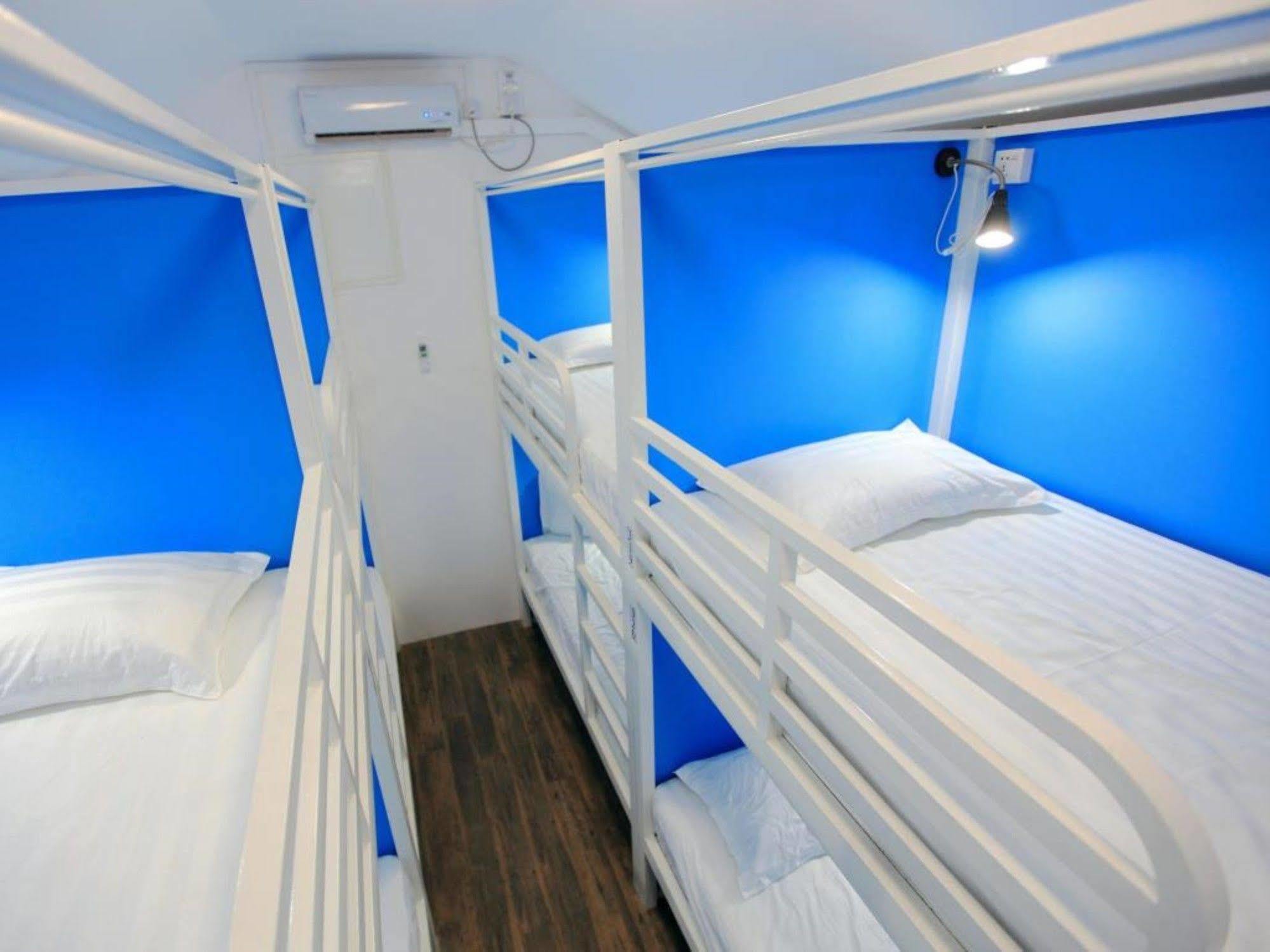 Four Rivers Youth Hostel Янгон Экстерьер фото