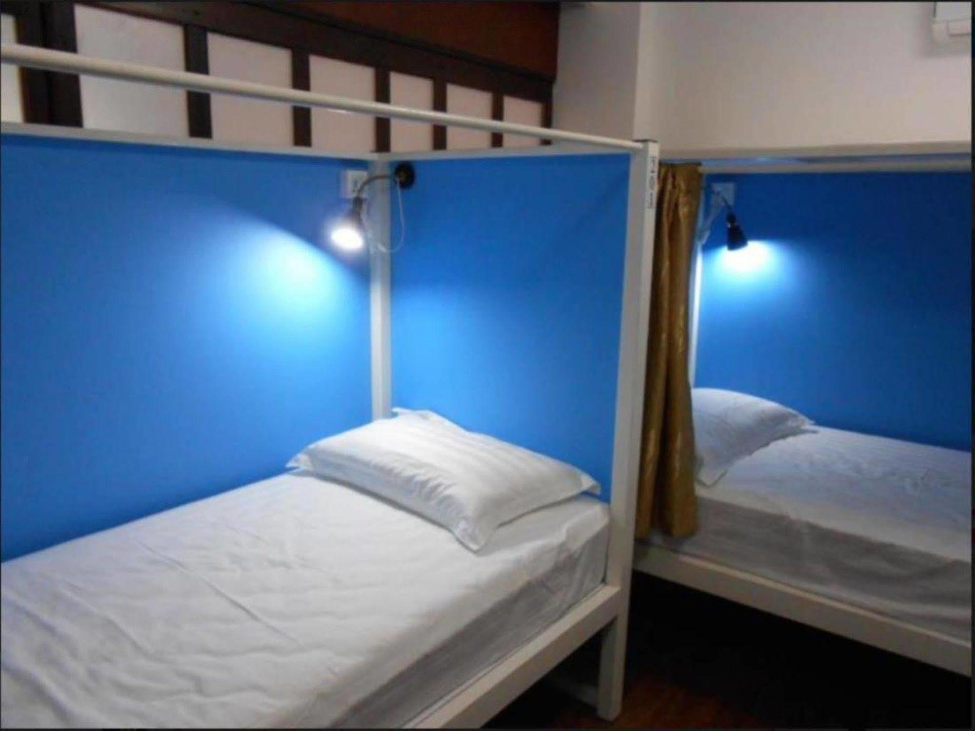 Four Rivers Youth Hostel Янгон Экстерьер фото