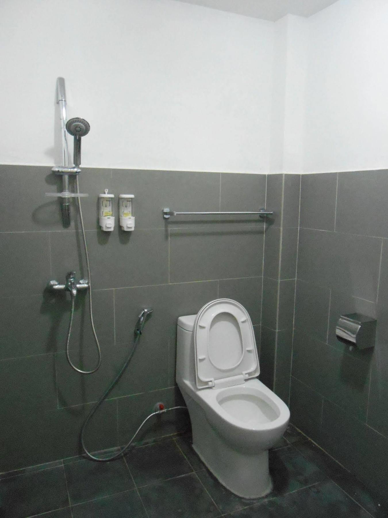 Four Rivers Youth Hostel Янгон Экстерьер фото